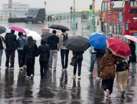 英国天气地图变成了红色和绿色，600英里的可怕暴雨即将袭击英国